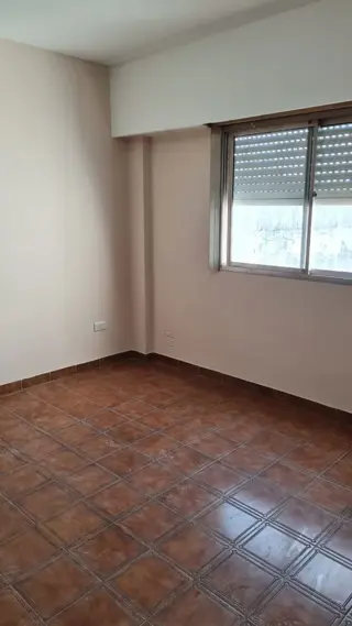 Departamento 2 ambientes en segundo piso al contrafrente, sobre Triunvirato a metros de Av. Arieta. Centro comercial de Villa Luzuriaga foto 1