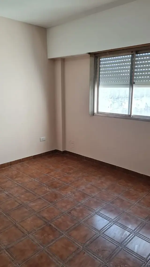 Departamento 2 ambientes en segundo piso al contrafrente, sobre Triunvirato a metros de Av. Arieta. Centro comercial de Villa Luzuriaga