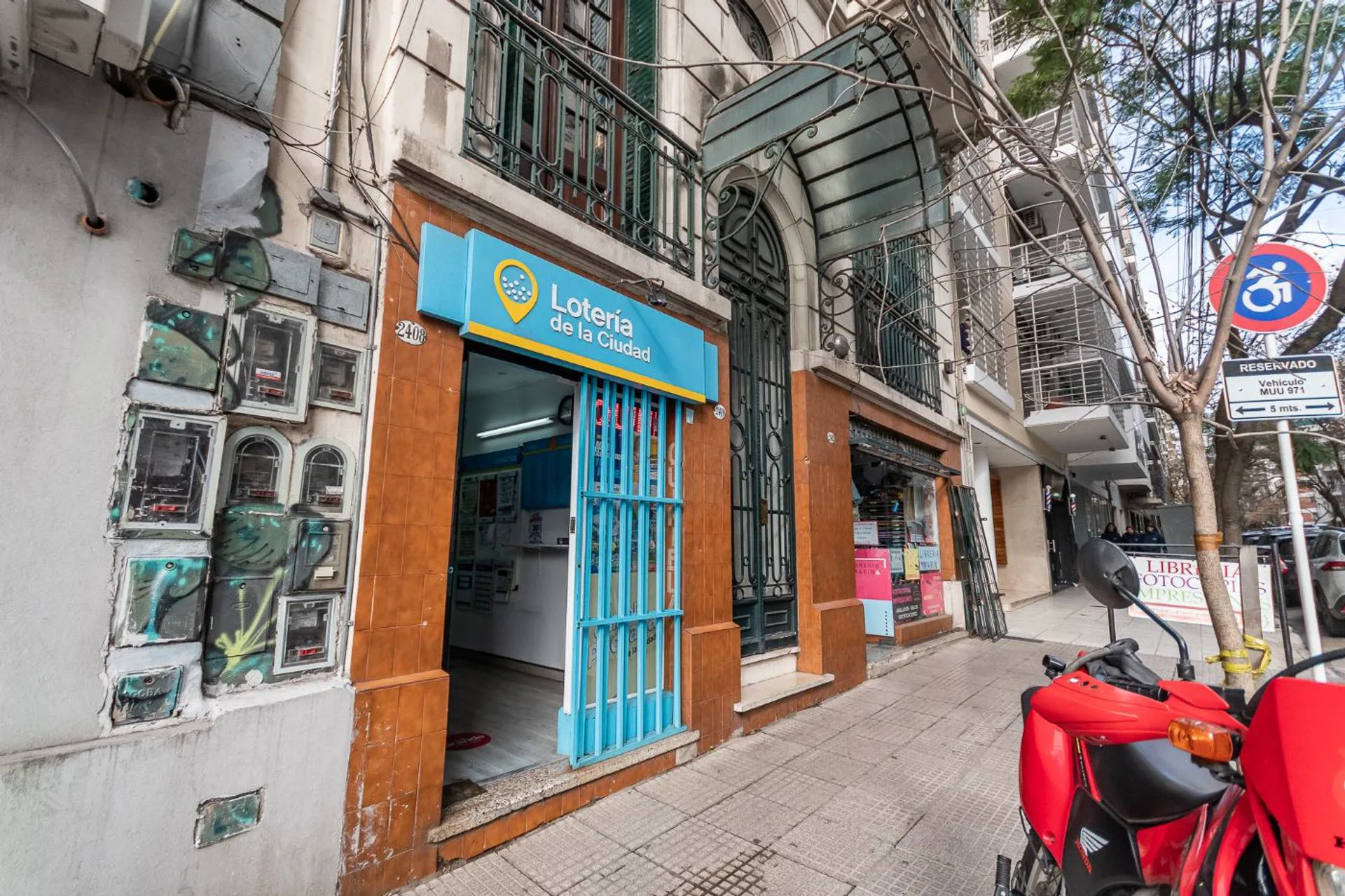 VENTA CASA + 2 LOCALES A PASOS DE AV CABILDO foto 2