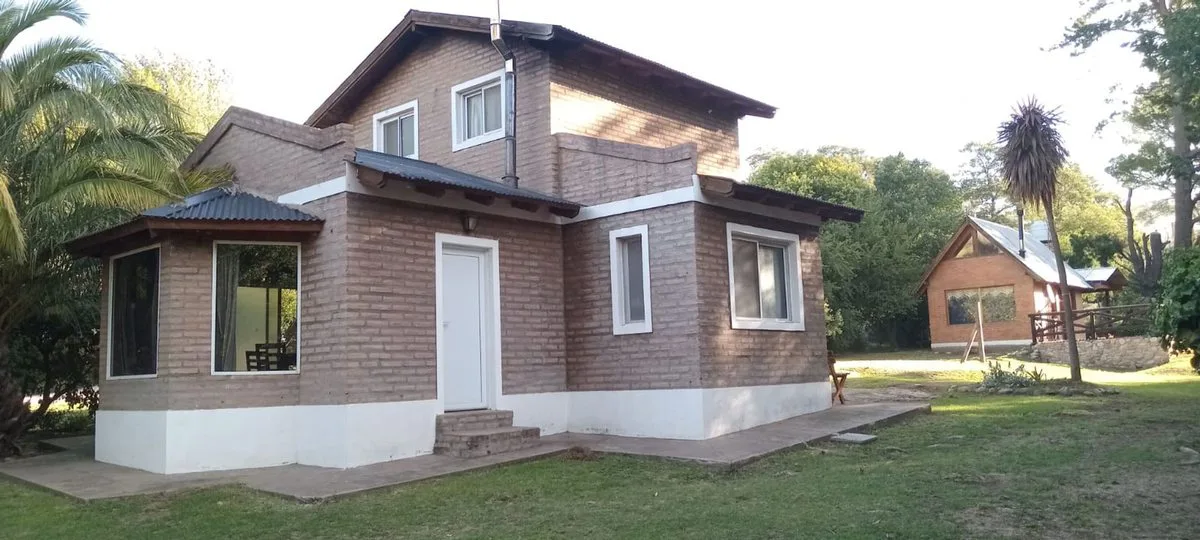 VENTA 2 CASAS EN VILLA VENTANA SOBRE AMPLIO LOTE