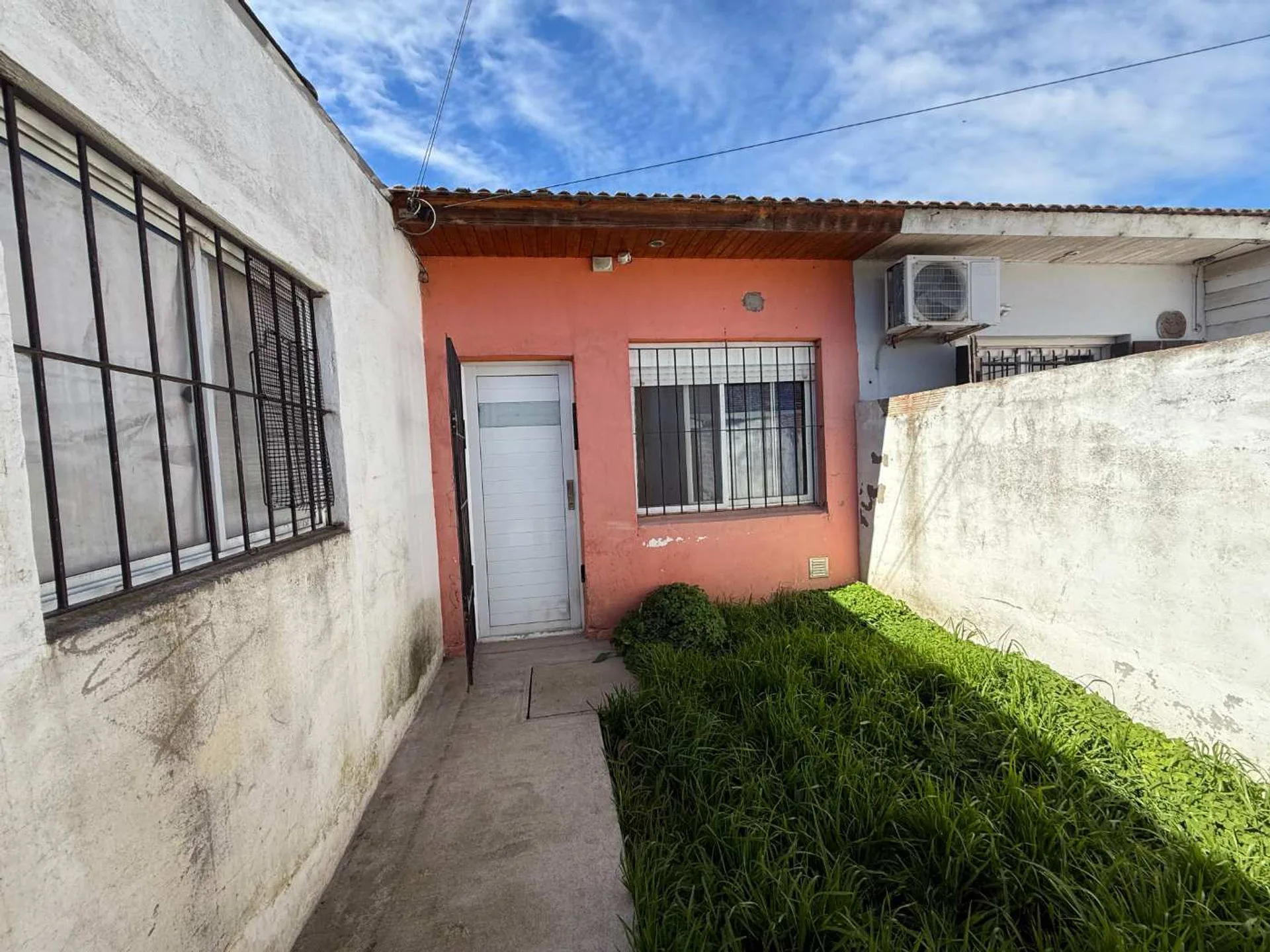 Casa 3 ambientes con cochera - Oportunidad foto 3