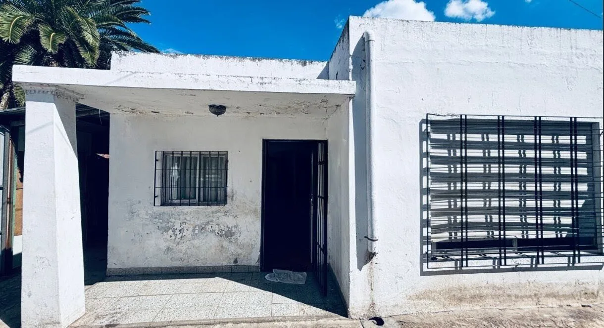 Casa a refaccionar valor lote en Ventura Bustos al 2300 foto 2