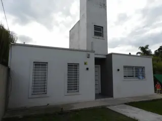 EXCELENTE PROPIEDAD DE TRES AMBIENTES CON ENTRADA PASANTE QUINCHO Y PARRILLA foto 1