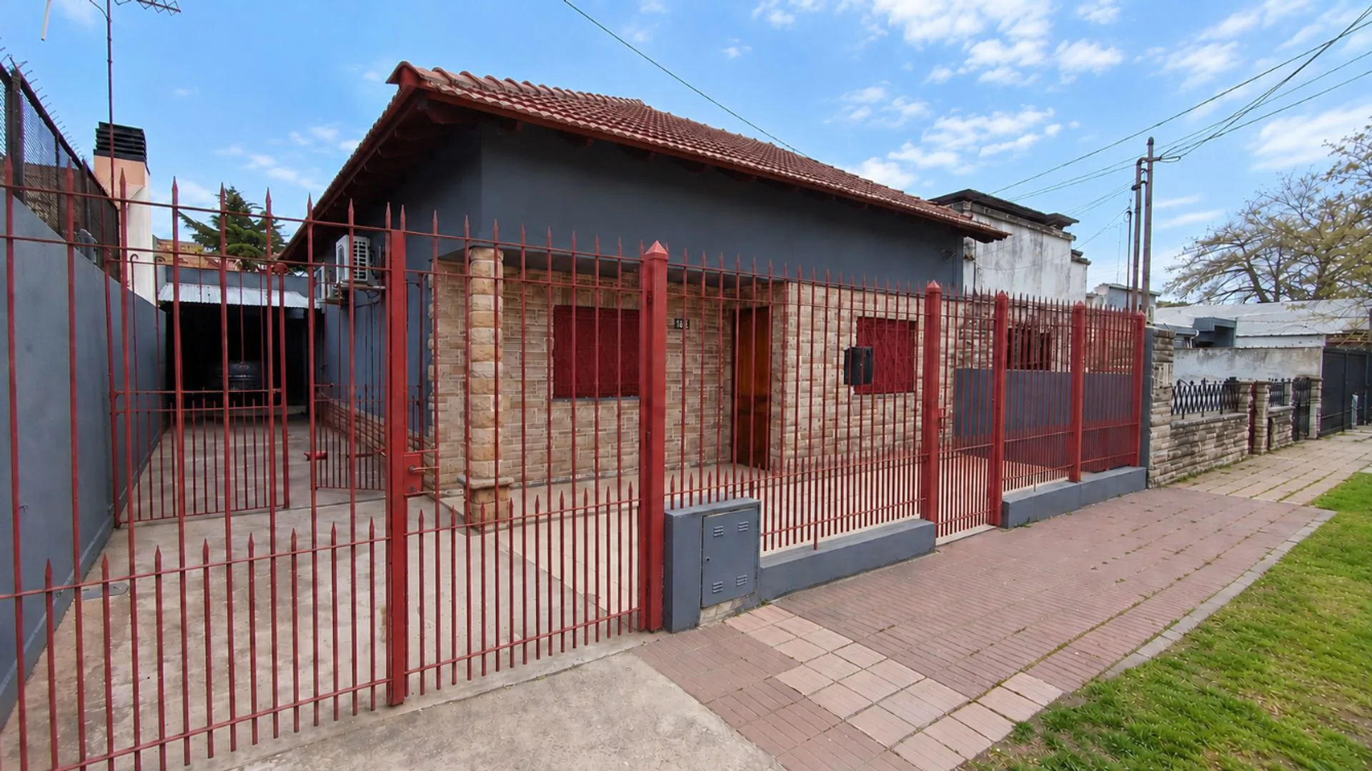 VENTA CASA LLAVALLOL 4 AMBIENTES COCHERA PATIO