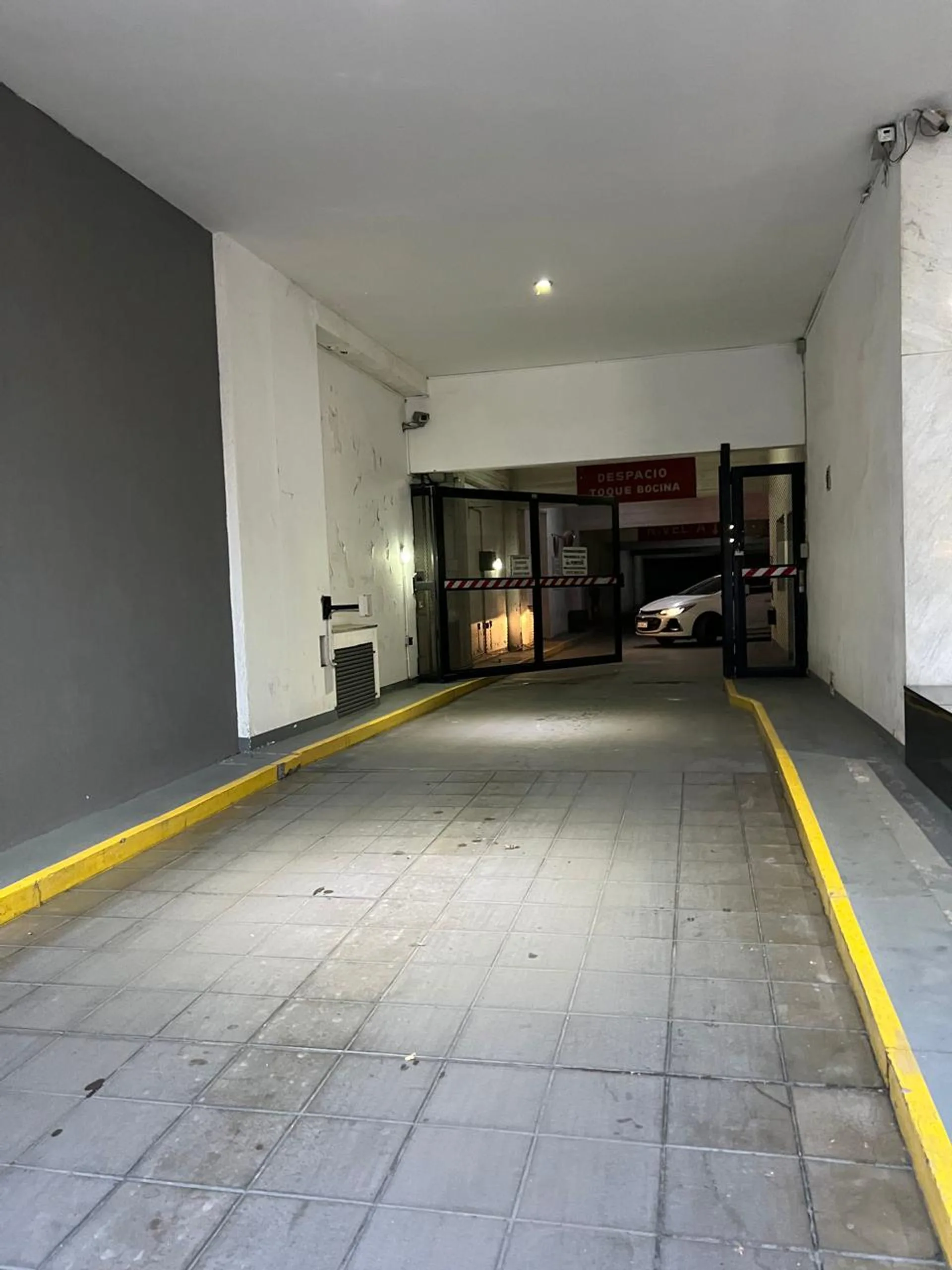 VENTA COCHERA PLENO CENTRO foto 2