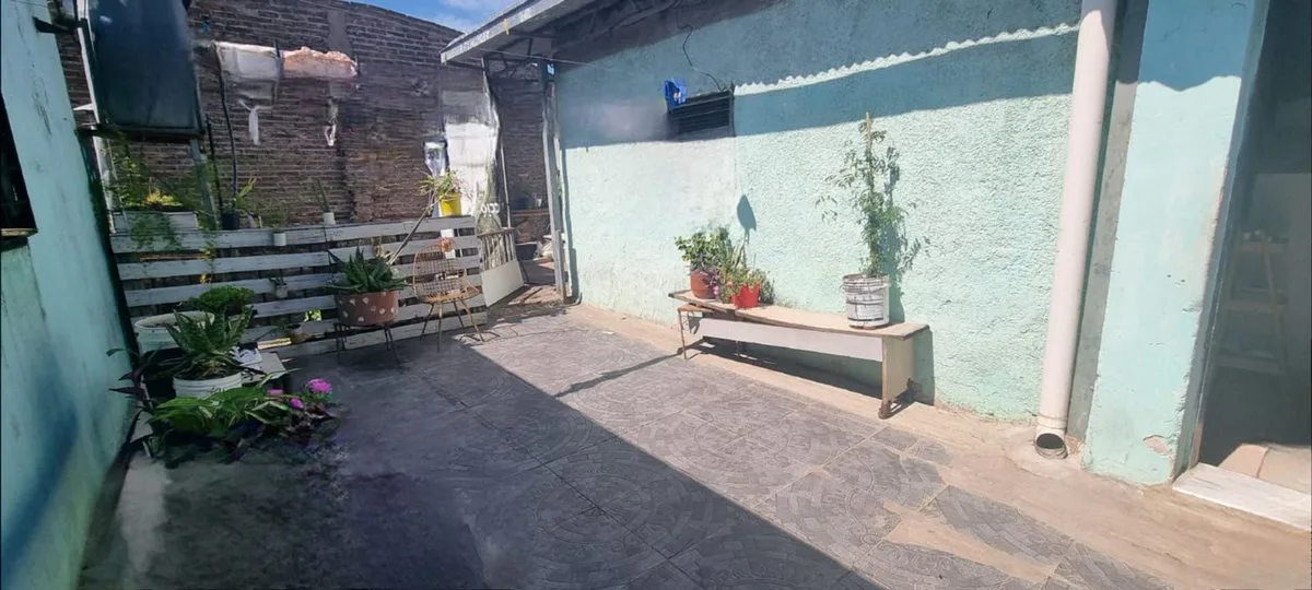 VENTA CASA 2 FAMILIAS + GALPON AL FRENTE foto 3