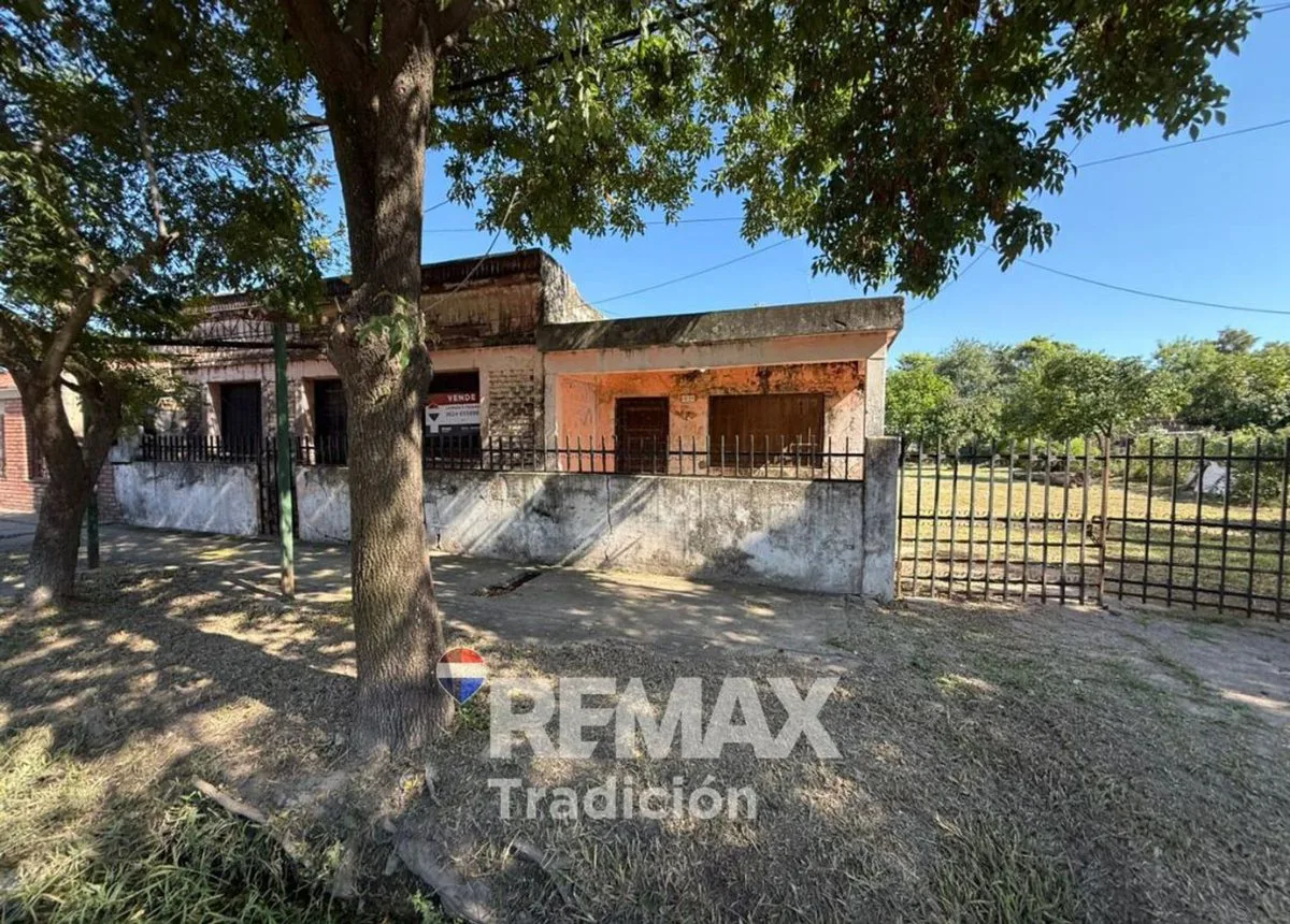 Casa a reciclar a la venta en Villa Libertad.-