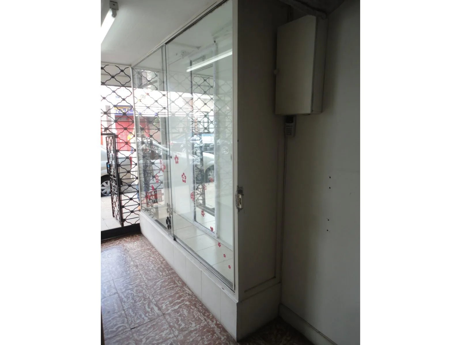 Local a la calle en Mercado Vélez Sarsfield. Sin comisión. OPORTUNIDAD. foto 5