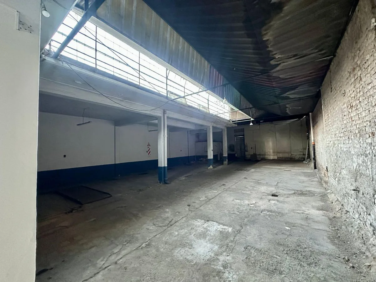 VENTA DE LOCAL COMERCIAL CON COCHERAS - MENDOZA foto 2