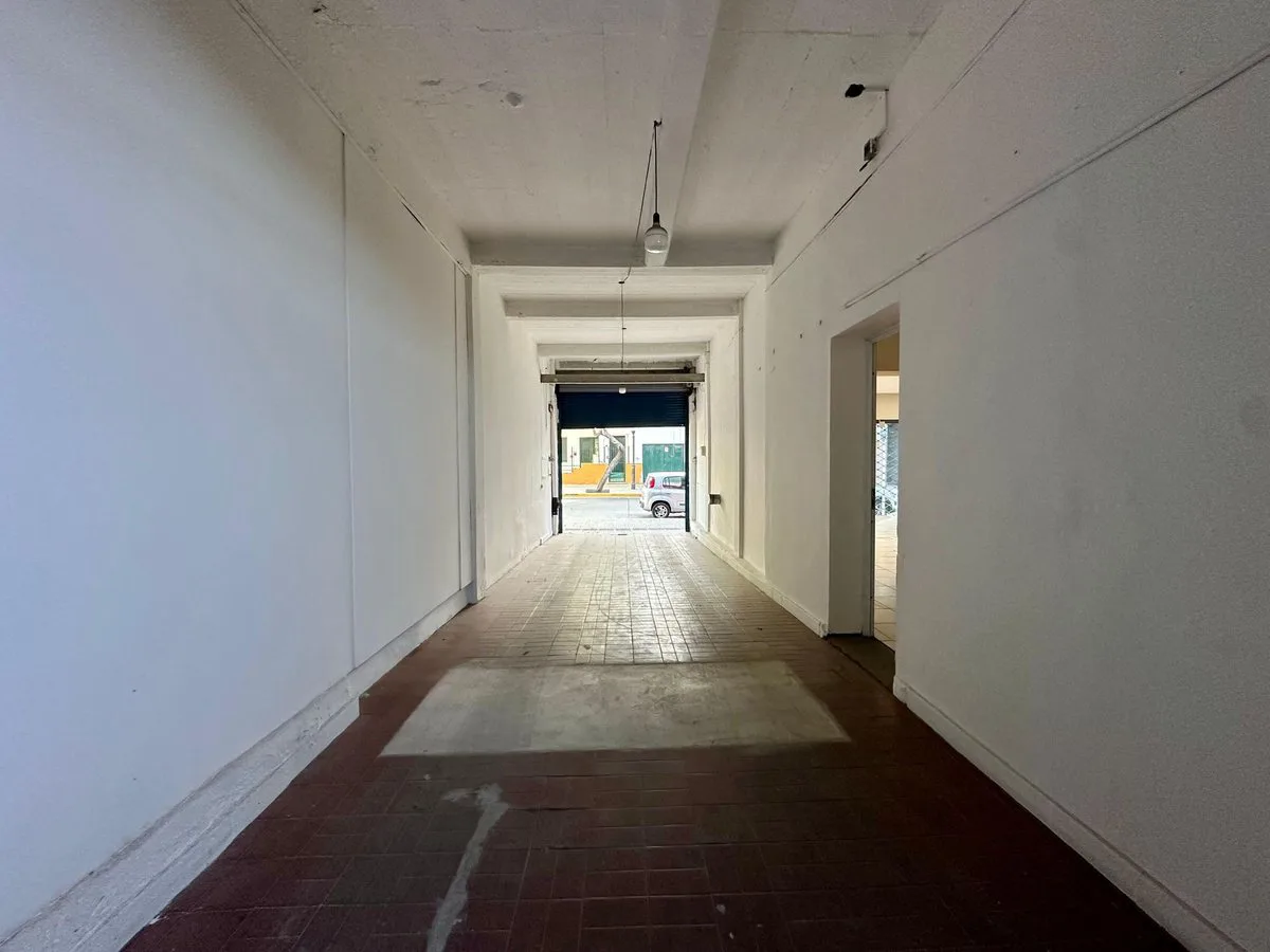 VENTA DE LOCAL COMERCIAL CON COCHERAS - MENDOZA foto 3