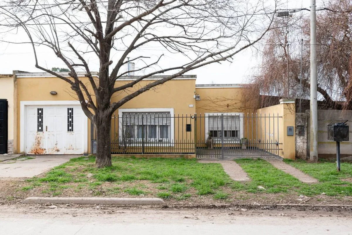 EN VENTA: CASA DE 2 DORMIT CON PATIO Y COCHERA