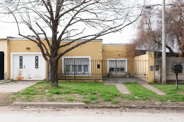 EN VENTA: CASA DE 2 DORMIT CON PATIO Y COCHERA