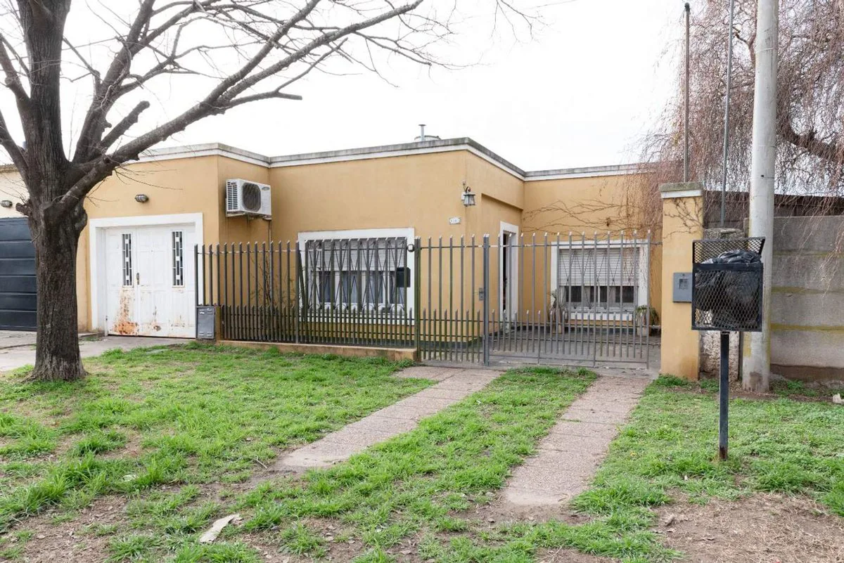 EN VENTA: CASA DE 2 DORMIT CON PATIO Y COCHERA foto 2