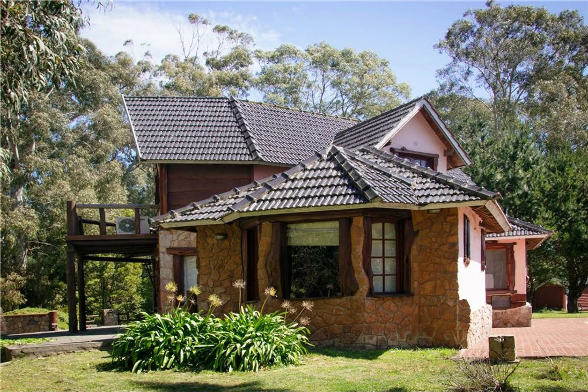 VENTA CHALET 4 AMB PILETA QUINCHO LOS ACANTILADOS foto 3