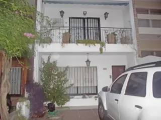 V402 Ramos Mejia Venta amplia Casa en PH 6 amb. en 2 plantas foto 2