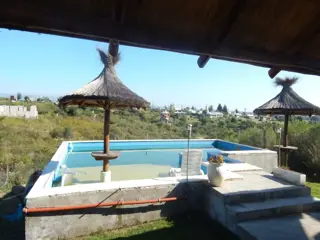 454-Complejo de dos cabañas con increíble vista al lago, construcción nueva , impecable con piscina foto 3
