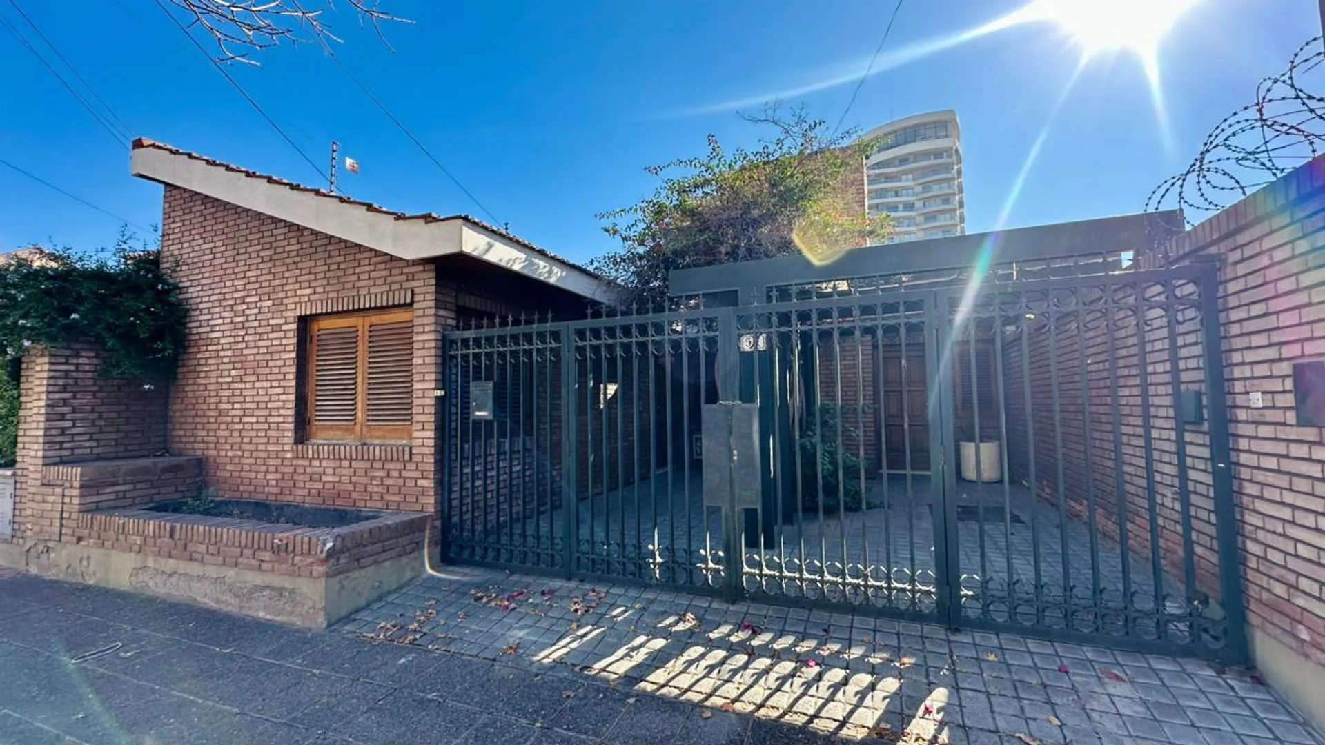 VENTA CASA CON JARDIN EN BARRIO BOMBAL GODOY CRUZ foto 2
