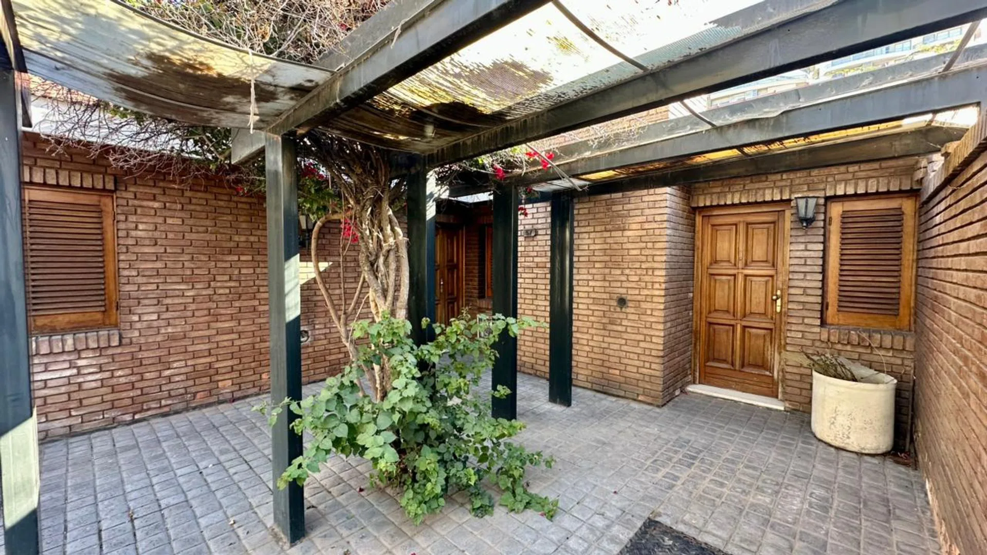 VENTA CASA CON JARDIN EN BARRIO BOMBAL GODOY CRUZ foto 3