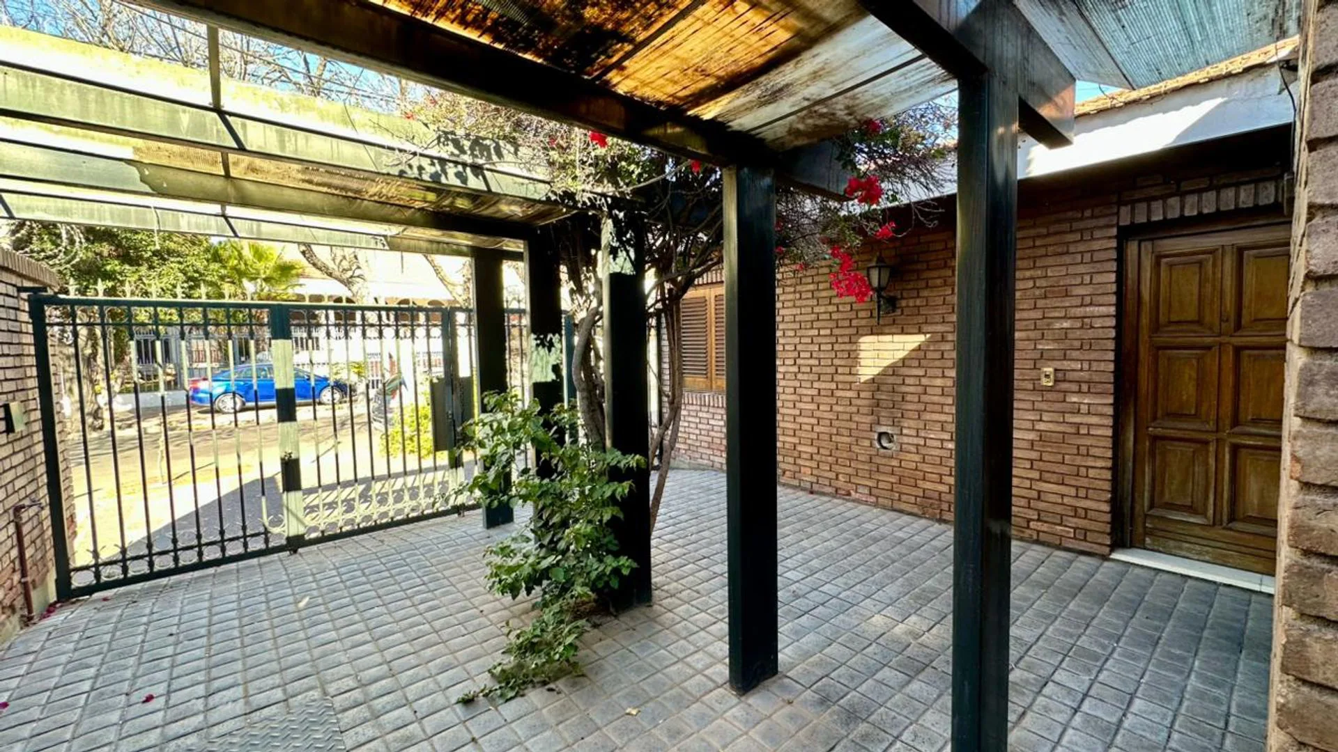 VENTA CASA CON JARDIN EN BARRIO BOMBAL GODOY CRUZ foto 4
