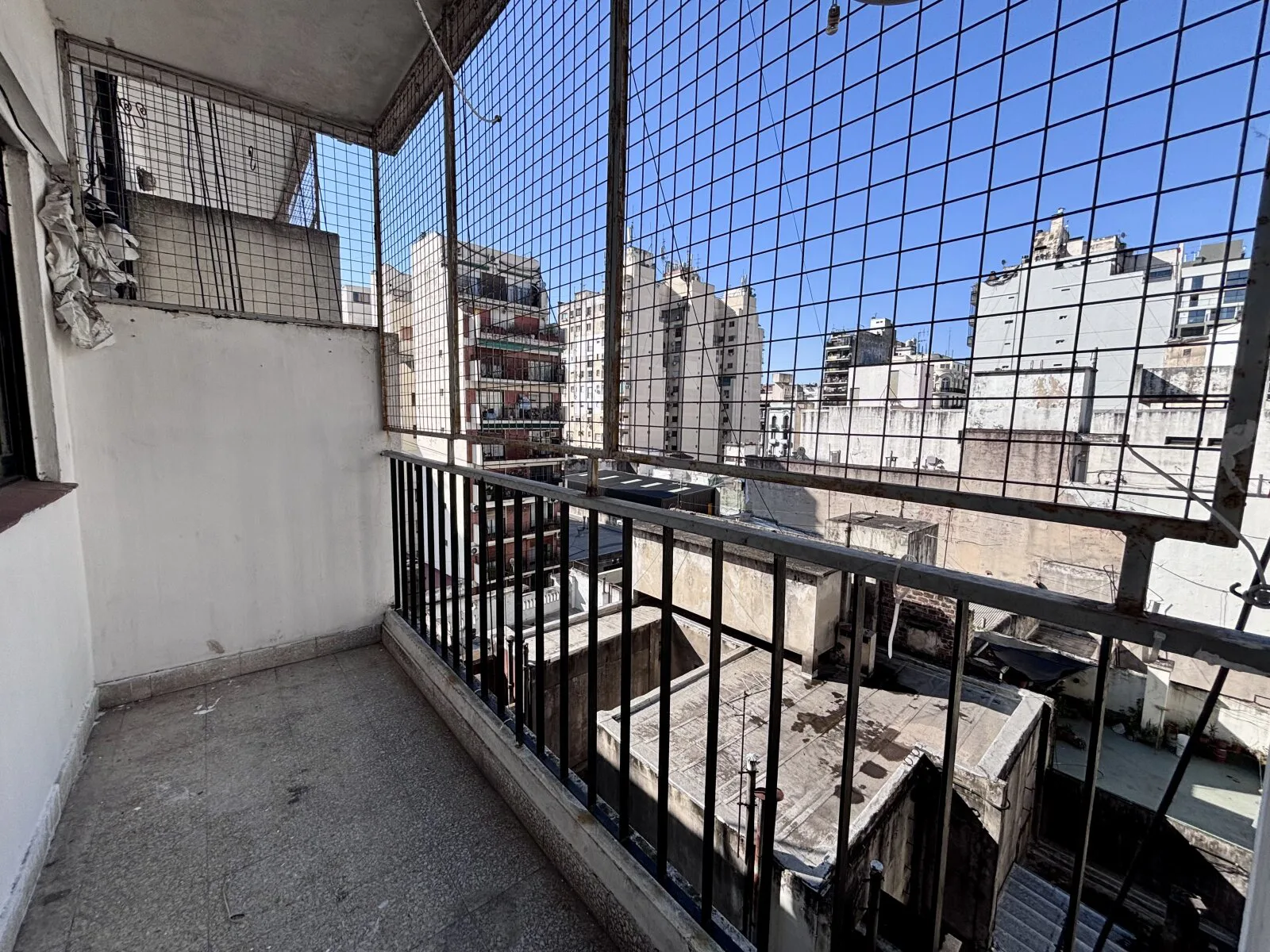 2 ambientes. Luminoso con Balcón y Lavadero - Piso 7 Vista Abierta - A pasos de Av. Corrientes - Subte B Pasteur - APTO CRÉDITO foto 3