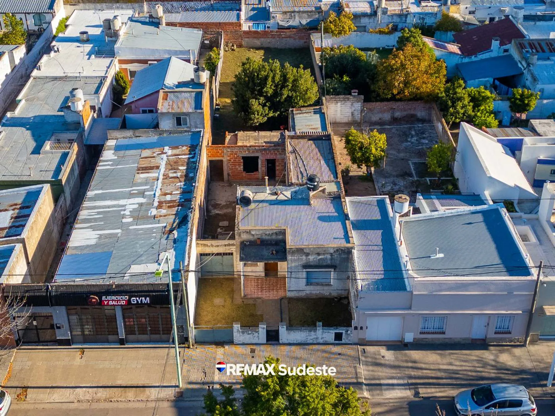 VENTA LOTE CON CASA A REFACCIONAR foto 4