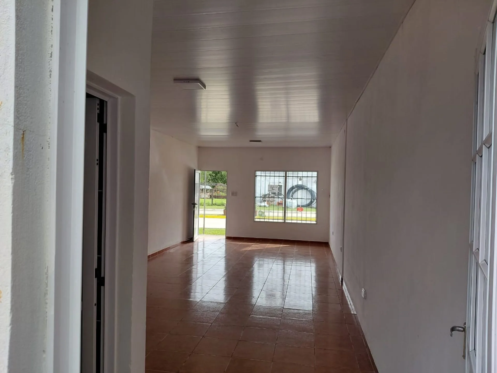LOCAL COMERCIAL EN ALQUILER | COLONIA CAROLINA foto 2