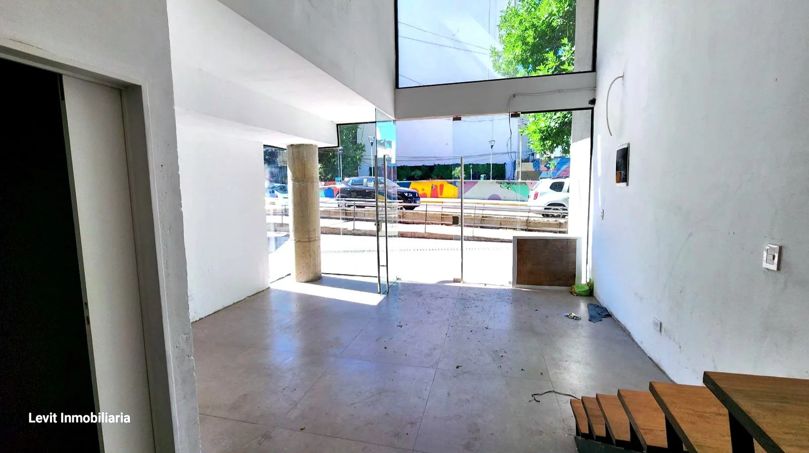 VENTA LOCAL ALMAGRO MEDRANO y BME MITRE 110m2 A ESTRENAR! DOBLE ALTURA Todo vidrio! foto 2