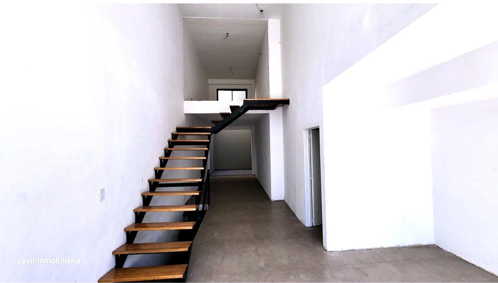 VENTA LOCAL ALMAGRO MEDRANO y BME MITRE 110m2 A ESTRENAR! DOBLE ALTURA Todo vidrio! foto 3