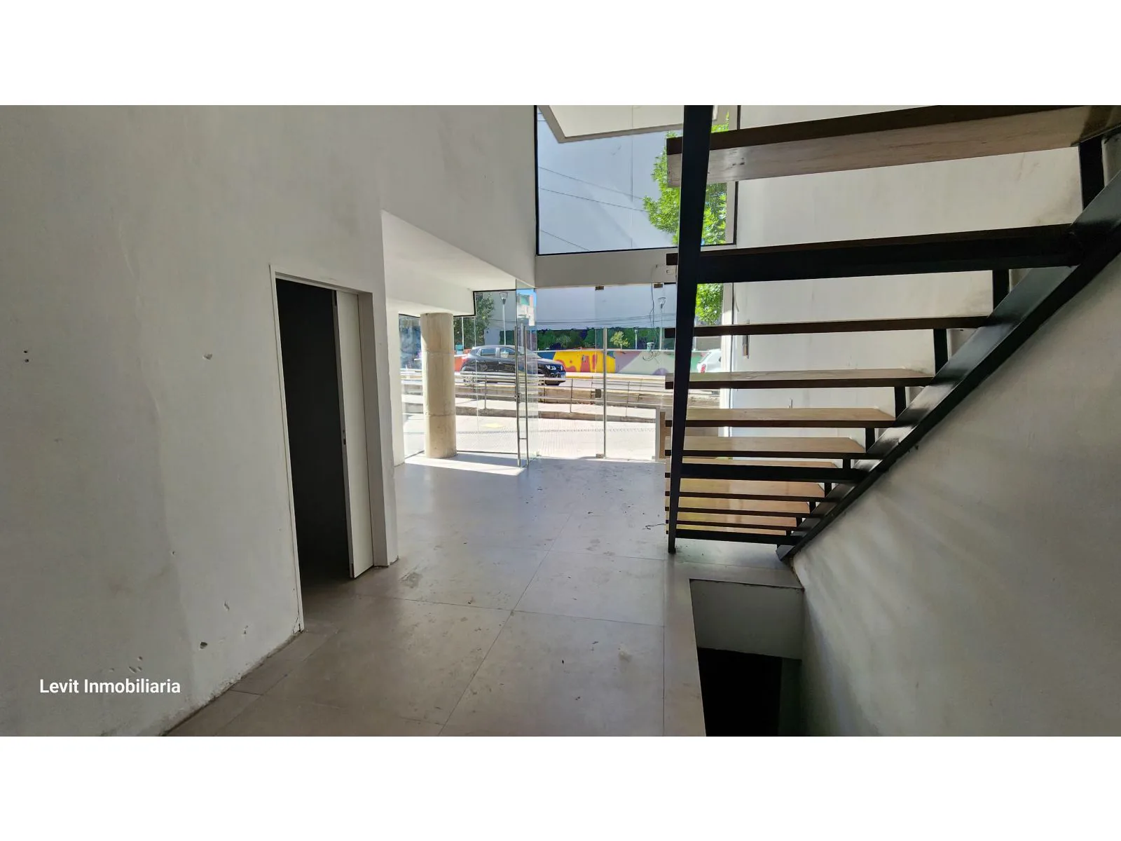 VENTA LOCAL ALMAGRO MEDRANO y BME MITRE 110m2 A ESTRENAR! DOBLE ALTURA Todo vidrio! foto 4