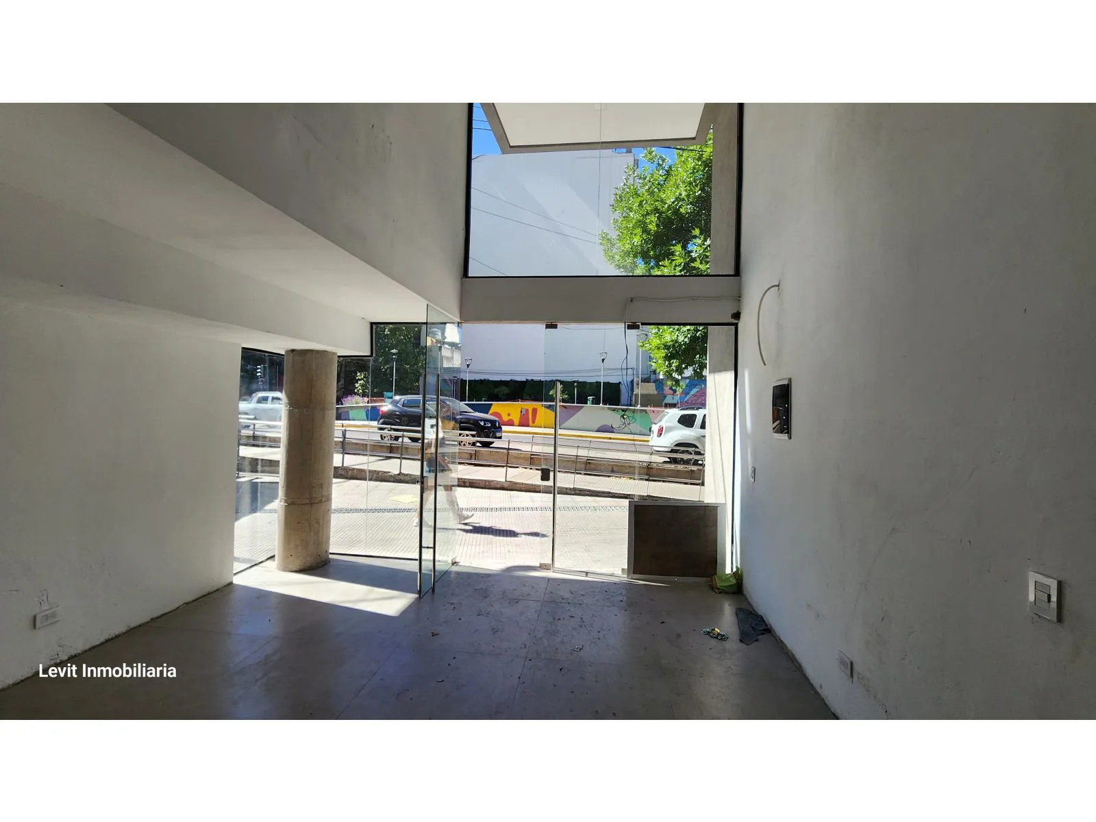 VENTA LOCAL ALMAGRO MEDRANO y BME MITRE 110m2 A ESTRENAR! DOBLE ALTURA Todo vidrio! foto 5