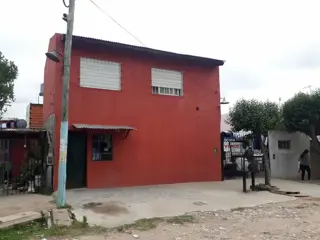 CASA c/ habitaciones para alquiler y local c/comercio funcionando. foto 1