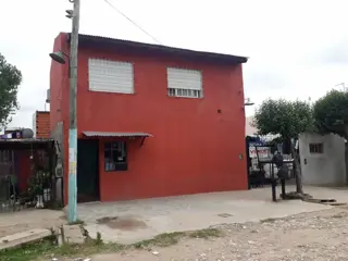 CASA c/ habitaciones para alquiler y local c/comercio funcionando. foto 2