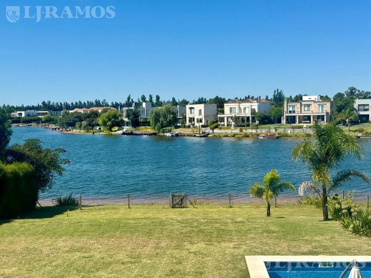 Casa a la laguna con 4 dormitorios en venta en Santa Teresa