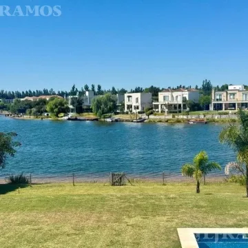Casa a la laguna con 4 dormitorios en venta en Santa Teresa foto 2
