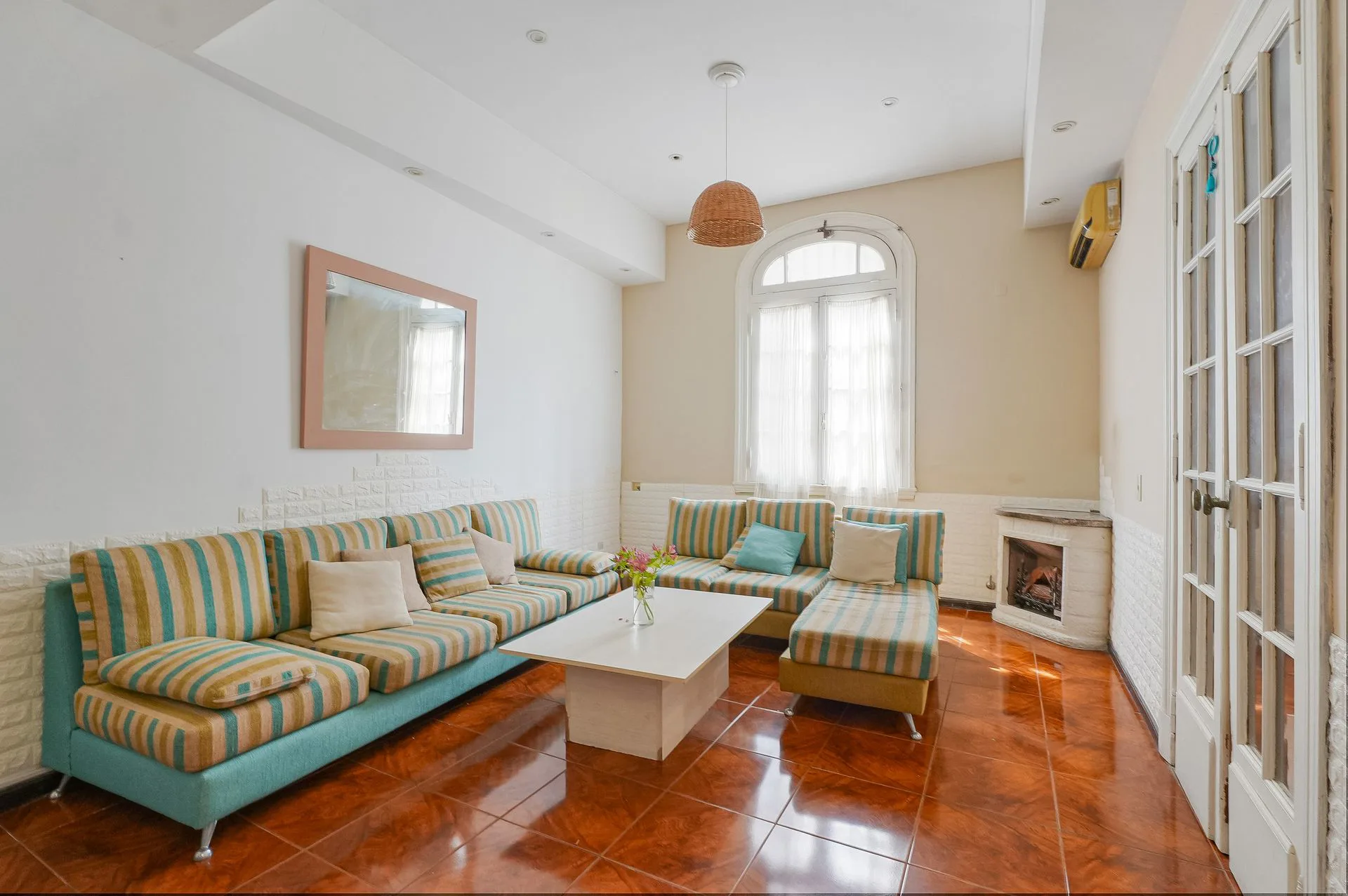 VENTA CASA COLEGIALES 6 AMBIENTES COCHERA QUINCHO foto 2