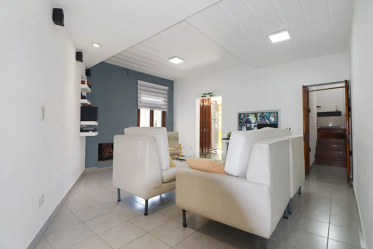 ESPECTACULAR CASA CON QUINCHO Y PILETA EN MORENO foto 4