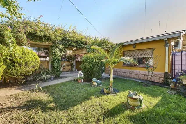 Venta CASA EN LOTE PROPIO 10 X 30 – 3 AMBIENTES – QUINCHO JARDÍN 2 COCHERAS – APTO CRÉDITO