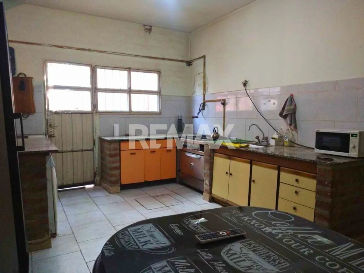 VENTA CASA 2 DORM + SALON COMERCIAL + GALPÓN NQN foto 5