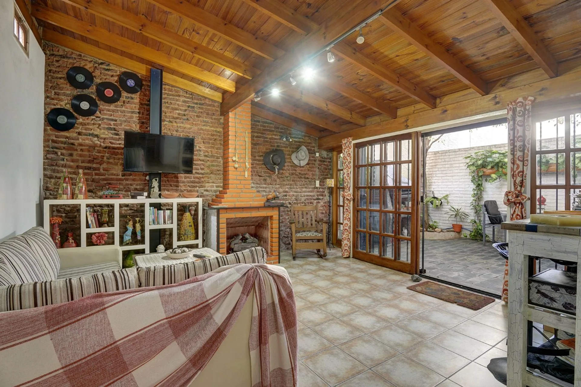 SE VENDE DEPTO 3 AMB C/PATIO Y PARRILLA V.SARFIELD foto 2