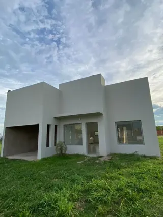 Importante casa a estrenar en Villa Elisa foto 1