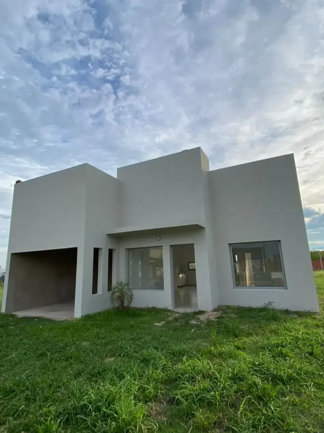 Importante casa a estrenar en Villa Elisa