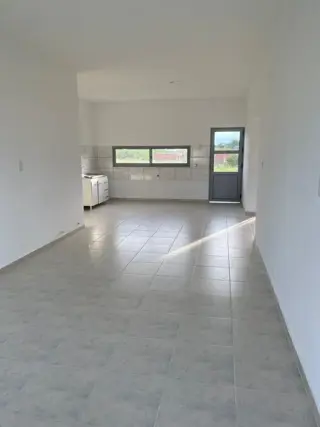 Importante casa a estrenar en Villa Elisa foto 3