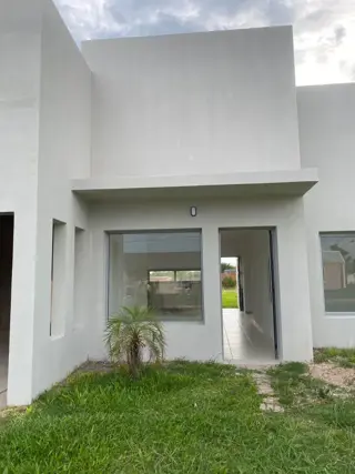 Importante casa a estrenar en Villa Elisa foto 5