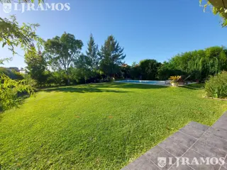 4 DORMITORIOS y AREA de SERVICIO. GRAN LOTE INTERNO. foto 1