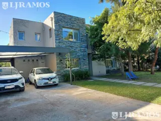 4 DORMITORIOS y AREA de SERVICIO. GRAN LOTE INTERNO. foto 2