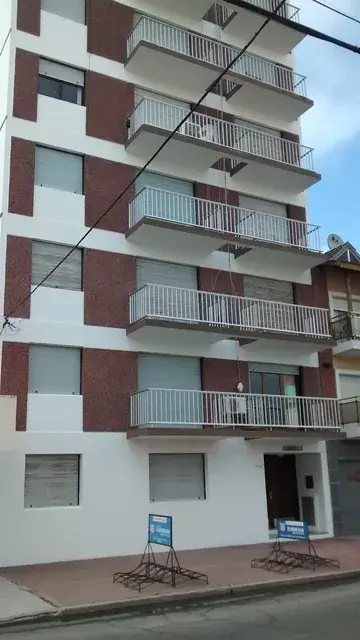 EN VENTA DEPARTAMENTO 3 AMBIENTES. ZONA CENTRO.