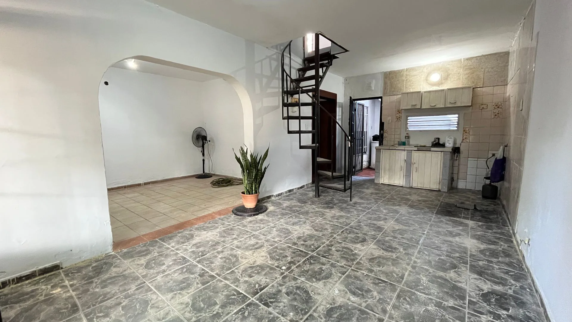 CASA 3 DORMITORIO / COCHERA, PATIOS Y PARRILLERO foto 3