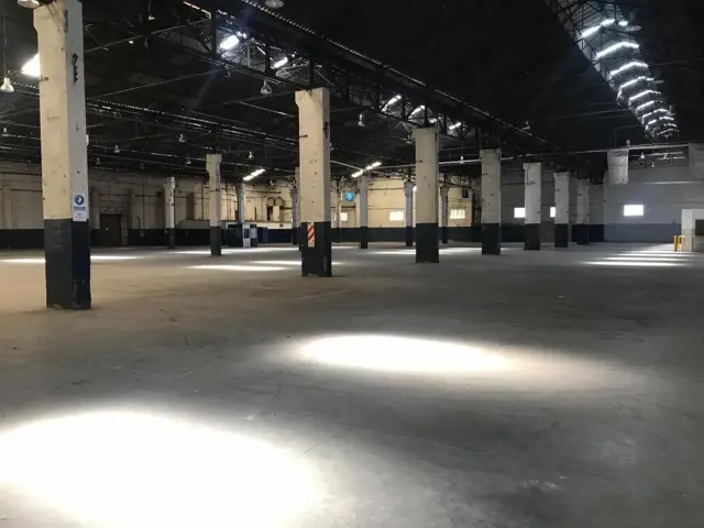 Deposito en Lanus con oficinas