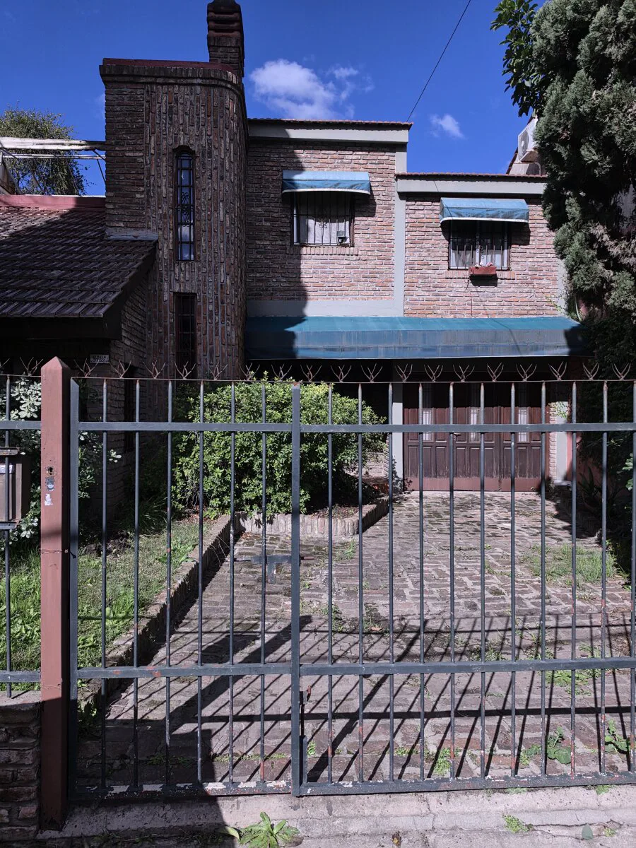 ¡OPORTUNIDAD ÚNICA! AMPLIA PROPIEDAD CON PILETA Y GRAN ESPACIO VERDE EN VILLA LUZURIAGA ZONA DE QUINTA