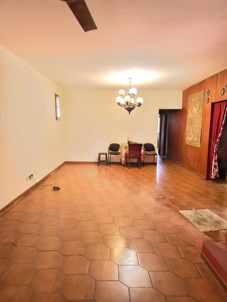 ¡OPORTUNIDAD ÚNICA! AMPLIA PROPIEDAD CON PILETA Y GRAN ESPACIO VERDE EN VILLA LUZURIAGA ZONA DE QUINTA foto 2